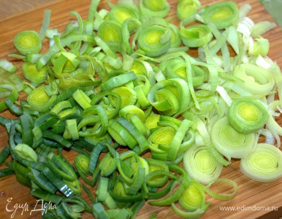 Порей нарезать тонкими кольцами.