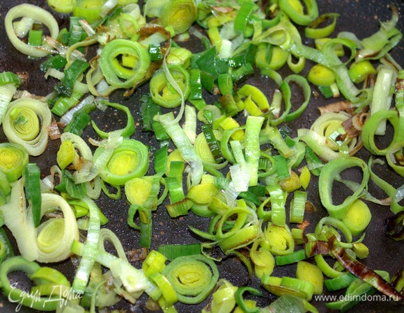 Слегка обжарить.