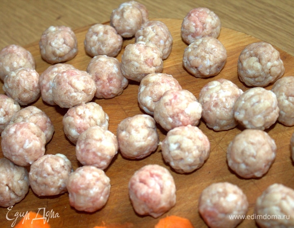 Из фарша (который нужно посолить и поперчить) скатать фрикадельки. У меня получились небольшие.