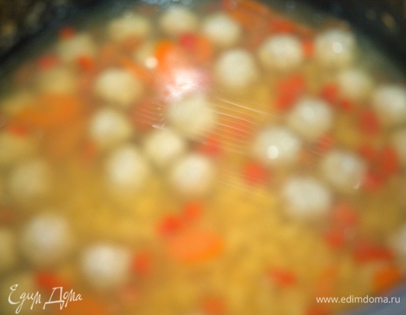 Когда горох проварится полчаса, опустить в бульон фрикадельки и овощи.