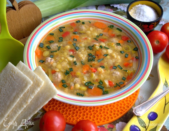 Сверху суп при подаче посыпать зеленью.