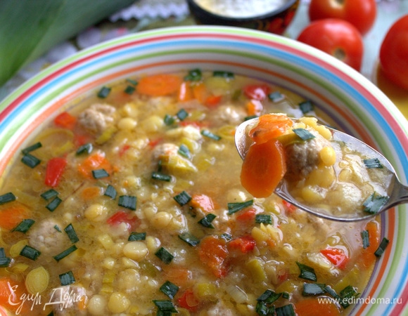 Подаем семье простой наваристый супчик.