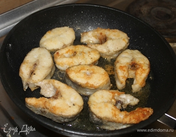 Обжаренную со всех сторон рыбу сложите в контейнер.