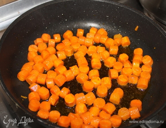 Заранее подготовьте овощи. Морковь нарежьте красивыми кусочками. Такими же по форме кусочками нарежьте пастернак или корневой сельдерей. Если у вас не окажется этого корнеплода — не страшно, но с ним получается богаче вкус. Лук нашинкуйте перьями. В том же масле, в котором жарили рыбу, по очереди обжарьте и овощи.