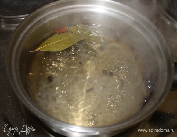 Заранее сварите маринад. Он нам понадобится холодным и настоявшимся. В сотейник налейте необходимое количество воды, положите все специи, кроме уксуса, доведите воду до кипения и продолжайте варить в течение 7–10 минут. Когда цвет воды приобретет красивый оттенок и вы почувствуете аромат специй, выключайте огонь и спустя несколько минут влейте уксус, накройте крышкой и охладите.