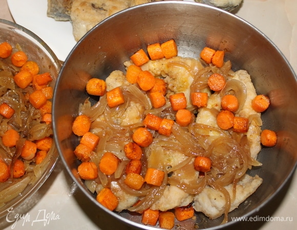 Все подготовлено для маринования рыбы. В контейнер сложите рыбу, перекладывая каждый слой обжаренными овощами и луком.