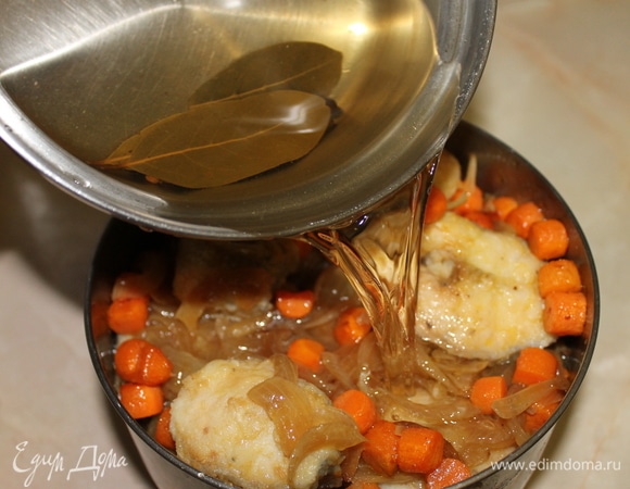 Залейте рыбу с овощами маринадом вместе со специями, которые в нем варились.