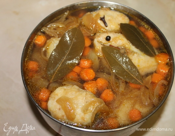 Сверху кладем блюдце, чтобы рыба полностью была покрыта маринадом. Накройте крышкой и поставьте в холодильник, забыв о рыбе на 5 дней.