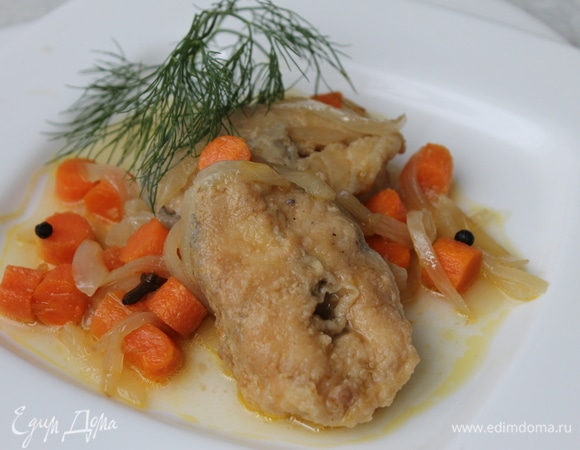 Рыбу подают на праздничный стол как холодную закуску. Но почему бы не устроить себе праздник и в будние дни? Приятного аппетита, наслаждайтесь!