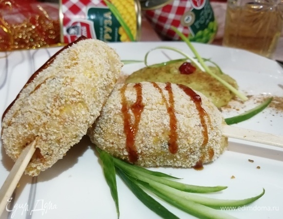 Подаем эскимо из куриного филе и кукурузы с пюре из зеленого горошка, посыпанного мукой из сушеных грибов.