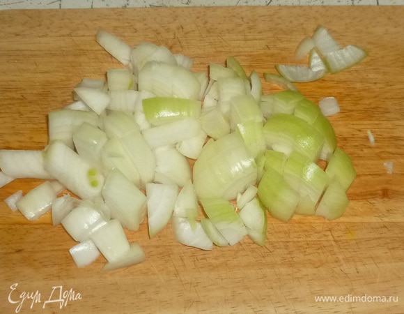 Лук крупно нарезать.