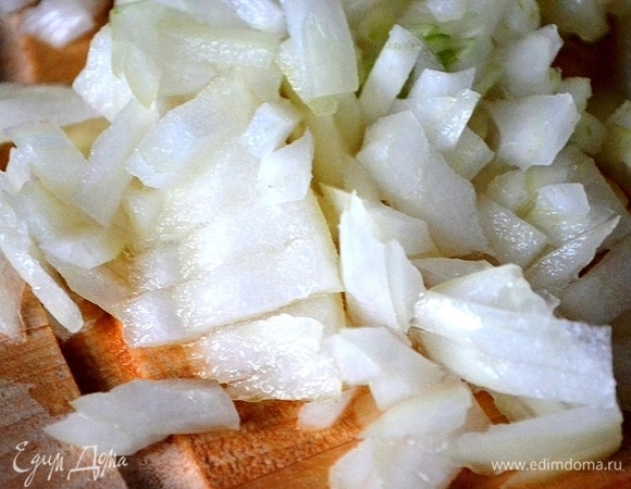 Мелко нарезаем репчатый лук (половинку головки), заливаем его на 3 минуты крутым кипятком, процеживаем.