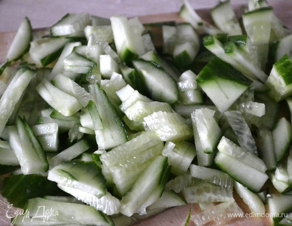Брусочками нарезаем свежий огурец.