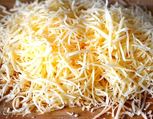 Натираем на мелкой терке сыр.