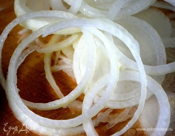 Лук нарезаем кольцами, сбрызгиваем лимонным соком и оставляем мариноваться в закрытой посуде минут 5–7.