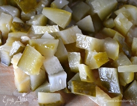Нарезаем кубиками маринованные огурцы.