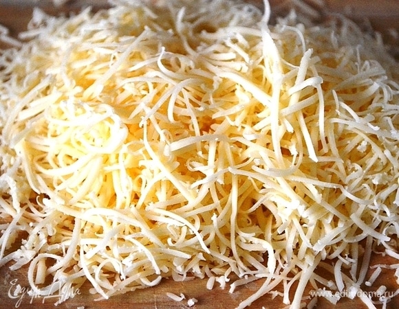 Мелко натираем сыр.