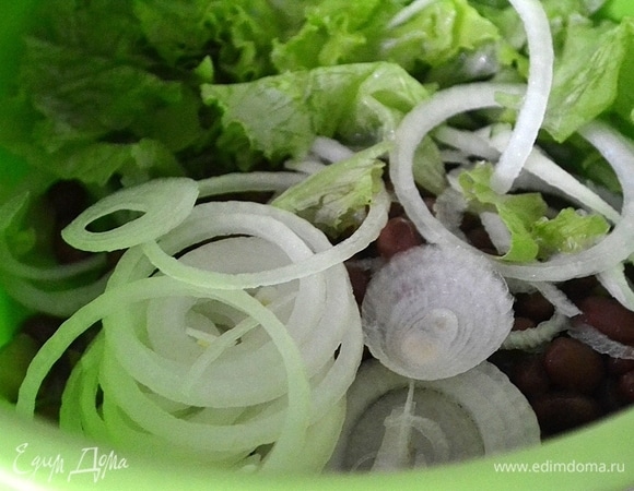 Листовой салат промываем, обсушиваем и рвем на куски руками в миску с остальными составляющими.