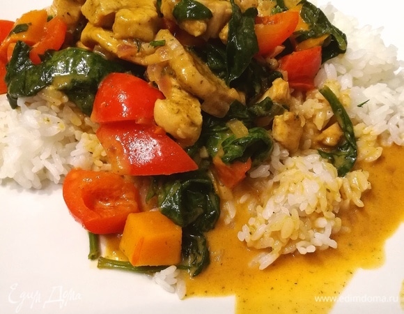 Идеальный гарнир для карри — это душистый рассыпчатый рис.