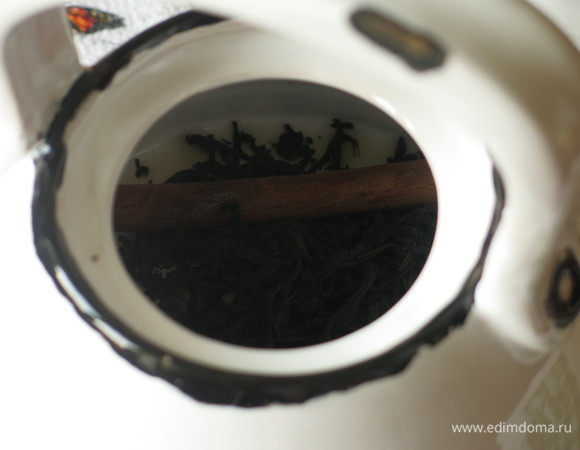 Прогреваем заварочный чайник. Всыпаем чай и кладем палочки корицы.