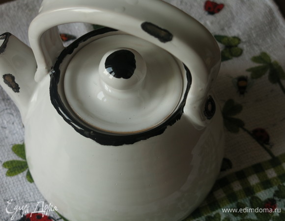 Заливаем кипятком, даем настояться.