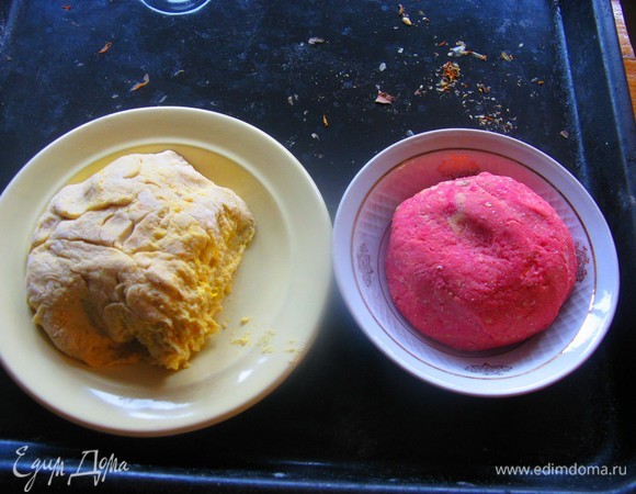 Тесто у меня уже было готово, но секретом поделюсь. Картофель сырой трем на мелкой терке, отвареный также натираем, смешиваем. Тем временем готовим опару из ложки муки, дрожжей и сахара (20 г), все смешиваем и даем подняться тесту в течение часа, опять обминаем и ставим в холодильник на ночь. Если хотим получить цветное тесто, то добавляем немного тыквы и карри или свекольного сока.