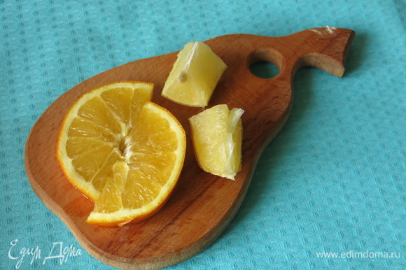Нарезаем лимон и апельсин.