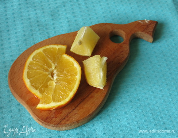 Нарезаем лимон и апельсин.