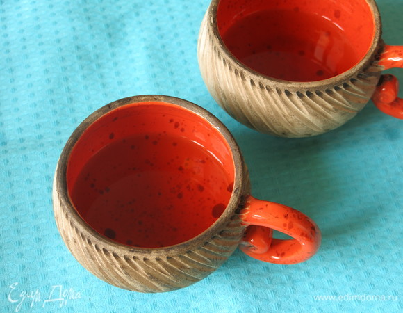 В каждую чашку наливаем ром (коньяк). Лично для меня 50 мл — это крепко (даже очень крепко), рекомендую уменьшить количество до 25 мл.