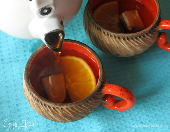 Заливаем заваренным чаем. Можно достать корицу.