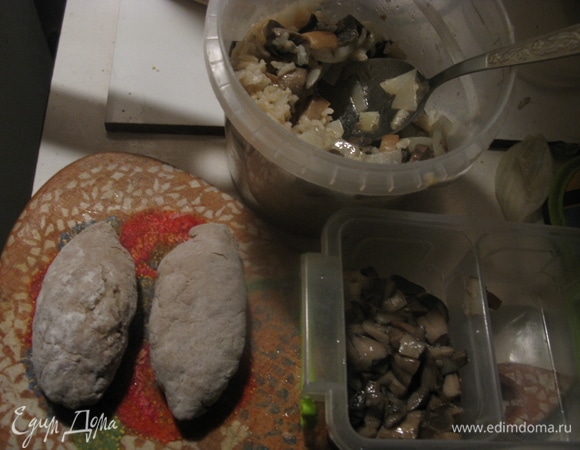 Начинка первая несладкая: варим рис, обжариваем грибы с луком и смешиваем начинку.