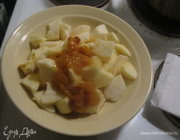 Начинка вторая сладкая: нарезаем яблоки без шкурки, добавляем сахар и ставим в микроволновку минут на 5. Можно добавлять варенье (у меня дольки персика). Разминаем все мелко, всыпаем орехи.