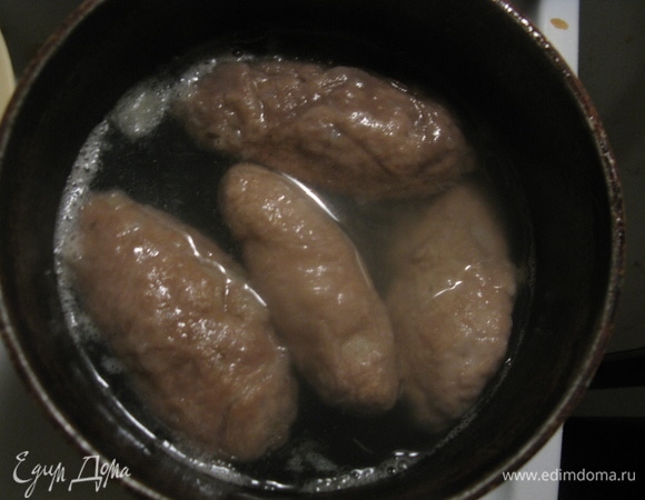 Раскатали тесто, размер определяйте по своему предпочтению. У нас принято делать большие, чтоб два цеппелина съел и наелся! Готовые цеппелины закидываем в кипящую воду и варим 15 минут — это реально вкуснотень!