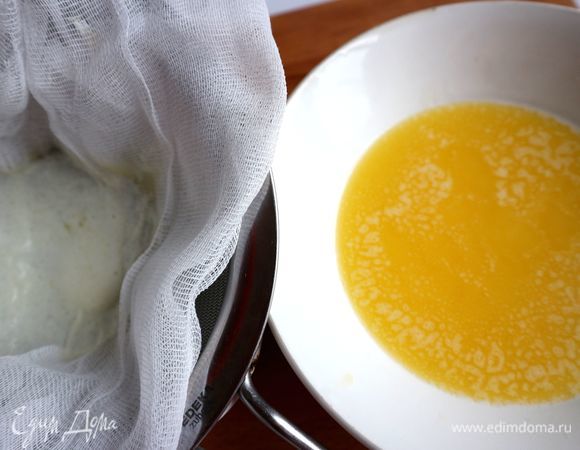 У меня готового топленого мала не оказалось. Надо взять сливочное масло (я беру сразу пачку масла жирностью 82,5% весом 180 г). Помещаю масло в сотейник с толстым дном, на минимальном огне (чтобы не подгорело) растапливаю масло. Дольше греть не надо. Пропускаю его через 4 слоя марли, даю остыть при комнатной температуре. Помещаю в банку, убираю в холодильник до использования.