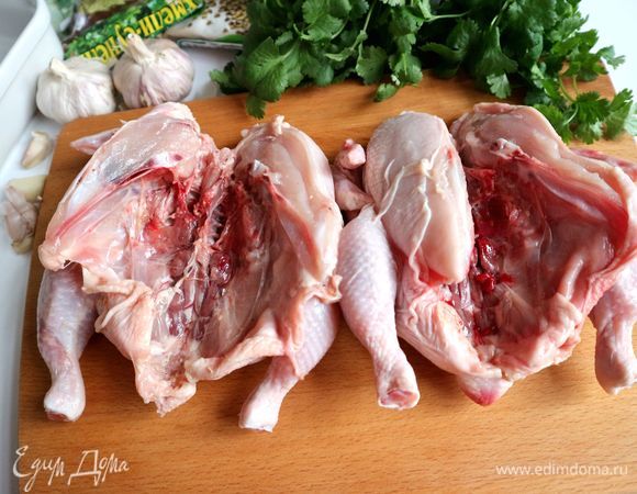 Разрезать тушки цыплят вдоль со стороны грудки, расправить. Внутренние органы (селезенку или другие), если имеются, удалить. Я тушки цыплят не мыла, но если вы будете это делать, обсушите их потом бумажной салфеткой.