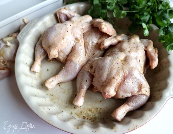 Смазать цыплят маринадом. Убрать в холодильник на 25–30 минут, дольше не требуется.