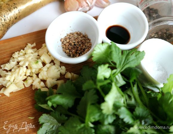 Приготовить чесночный соус. Кориандр измельчить в ступке, чеснок почистить, нарезать. Измельчить в ступке вместе с солью и перцем, добавить винный уксус, нарезанную кинзу, растительное масло. Помять все руками, переложить в миску, разбавить водой до нужной консистенции, перемешать.