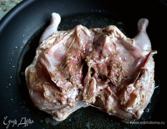 Разогреть тяжелую (чугунную) сковороду с топленым маслом. На каждого цыпленка ушло примерно по 0,8–0,9 ст. л. масла. Поместить на нее цыпленка спинкой вниз, накрыть крышкой, придавить грузом. Сначала жарить на большом огне 2 минуты, затем немного убавить огонь до среднего. С одной стороны жарить цыпленка 8–9 минут, перевернуть. Жарить еще 8–9 минут. Время жарки зависит от размера цыпленка. Если он у вас чуть крупнее, прибавьте пару минут. Готовить цыплят лучше сразу на 2 сковородах.