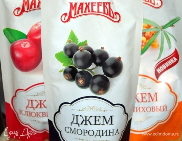 Я использую при приготовлении этого пирога три джема от ТМ «Махеевъ»: с черной смородиной, клюквенный и облепиховый.
