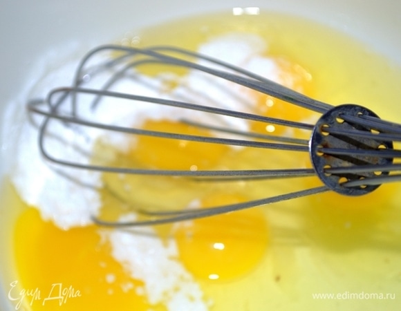 Взбиваем яйца с разрыхлителем. Добавляем постепенно муку.