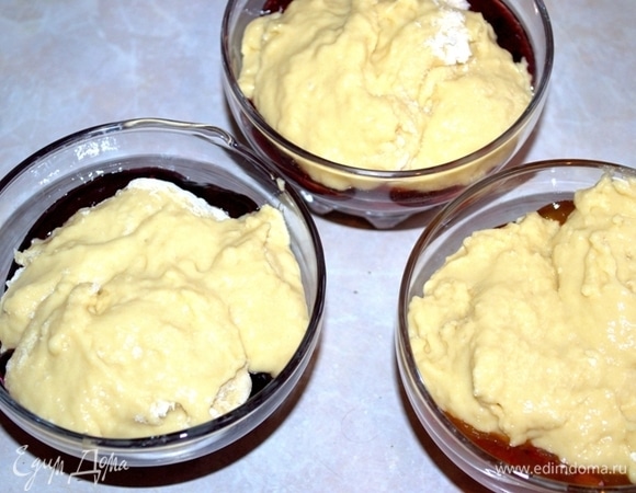 Делим все тесто поровну. Тщательно перемешиваем каждый джем со своей порцией теста.