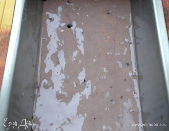 В смазанную форму кладем тесто с черной смородиной. Отправляем форму в горячую духовку примерно на 7 минут до того момента, как первый слой схватится и станет плотным.