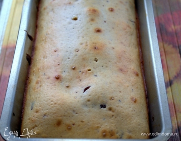 Затем кладем последний слой — тесто с клюквой — и выпекаем бисквит до состояний «сухой шпажки».