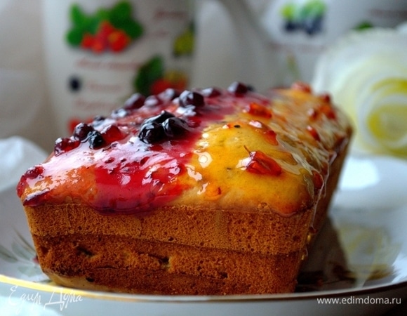 Готовый бисквит достаем, покрываем джемами и подаем к чаю.