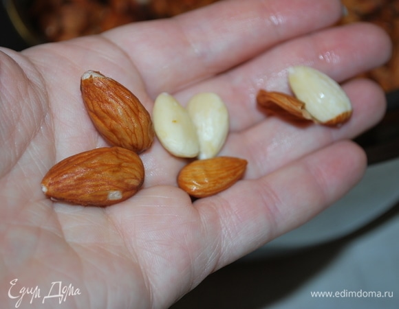 Заранее подготовим миндаль. Опустим миндаль в кипяток, подержим пару минут и очистим от кожуры. Поджарим его в духовке и крупно порубим. Поджаренный и порубленный миндаль (250 г), изюм и цукаты (у меня апельсиновые цукаты) за три дня до приготовления штоллена зальем смесью коньяка и ликера (у меня апельсиновый ликер куантро).