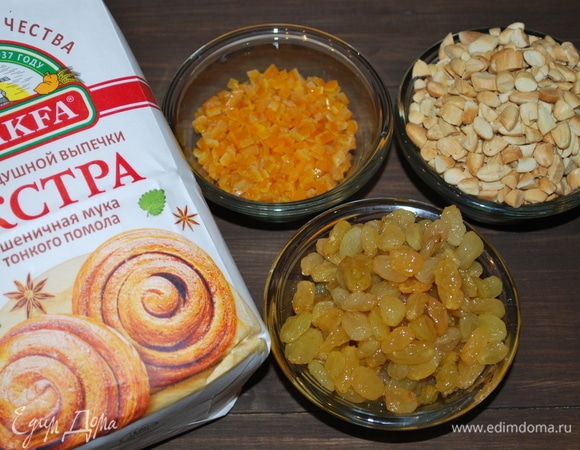 Изюм, цукаты и орехи подготовили заранее (вымочили в смеси коньяка и ликера в течение трех дней).