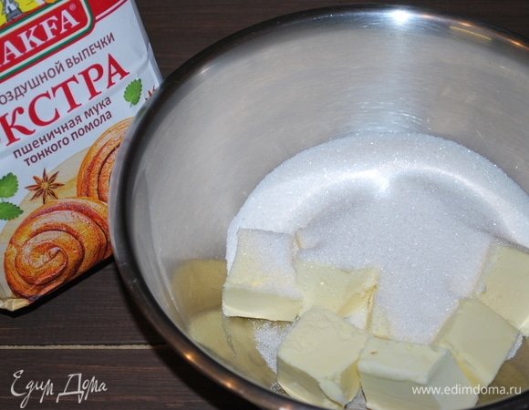 Приготовим тесто для штоллена. Сахар и масло комнатной температуры взбить до пышного состояния.