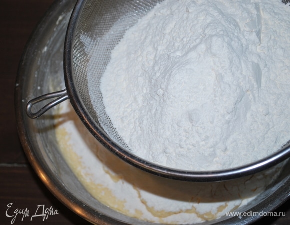 В муку «Экстра» MAKFA добавить разрыхлитель, просеять в тесто. Все хорошо перемешать.