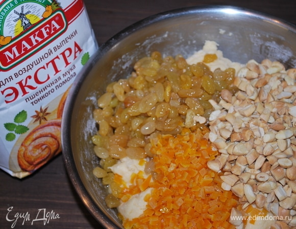 Добавить к тесту изюм, цукаты и орехи, все хорошо перемешать вместе.