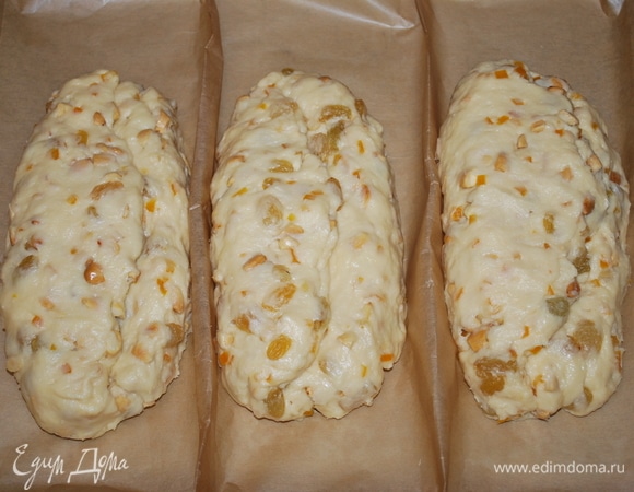 Сформировать три штоллена. Выпекать при температуре 170°C примерно 40–50 минут до готовности.